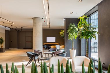 Boş, modern bir otelin lobi barı.