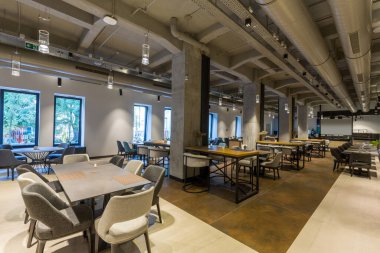 Boş, modern bir otelin lobi kafe restoranı.