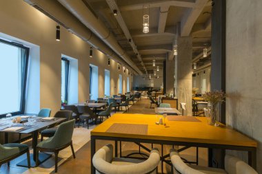 Bir otel salonu restoranının içinde.