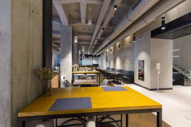 Boş, modern bir otelin lobi kafe restoranı.