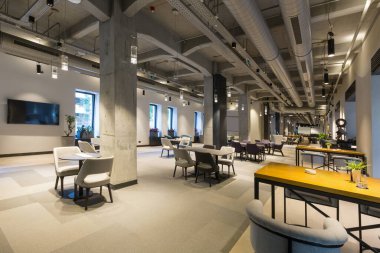 Boş, modern bir otelin lobi kafe restoranı.