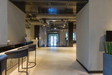 Boş, modern bir otel odasının içi.