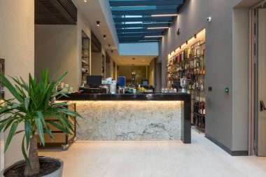 Otel lobisindeki kafede mermer tezgah.