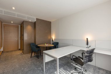 Küçük bir otel odası.