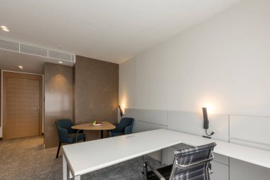 Küçük bir otel odası.