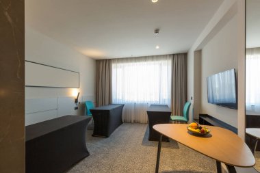 Küçük bir otel odası.