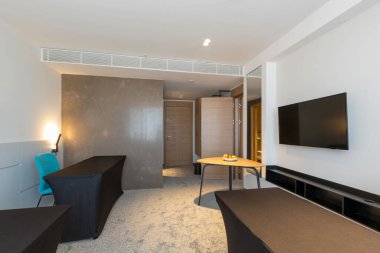 Küçük bir otel odası.