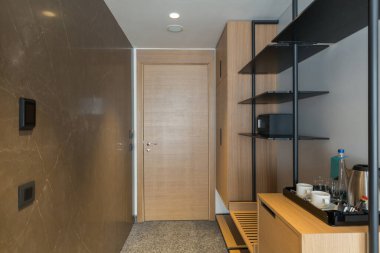 Otel odasının içi, giriş bölgesi.