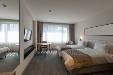 Lüks bir otel odasının içinde.