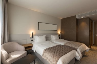 Çift kişilik bir otel odası.