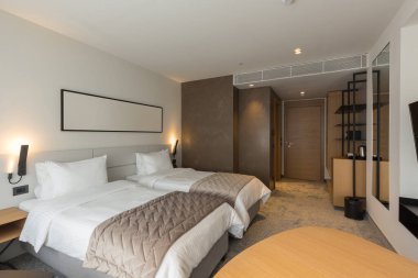 Lüks bir otel odasının içinde.