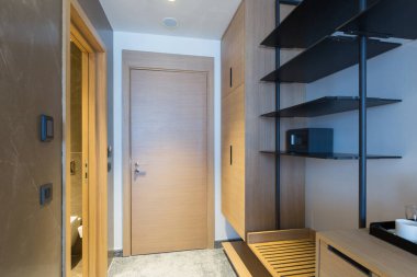 Otel odasının içi, giriş bölgesi.