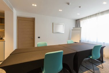 Küçük bir otel odası.