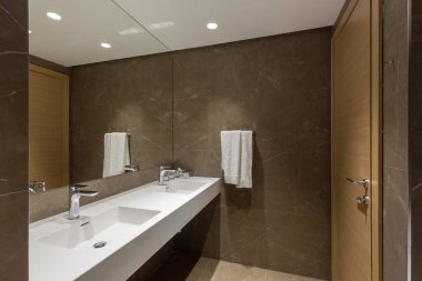 Bir otel banyosunun içi.