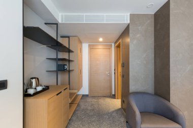 Otel odasının içi, giriş bölgesi.