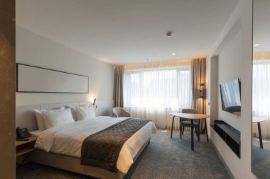 Lüks bir otel odasının içinde.