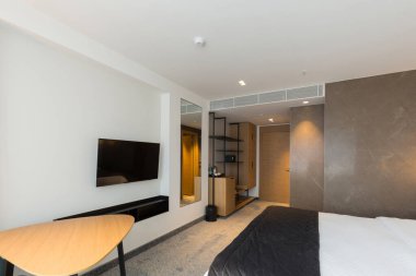 Lüks bir otel odasının içinde.