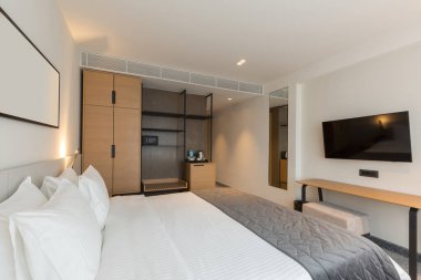 Lüks bir otel odasının içinde.