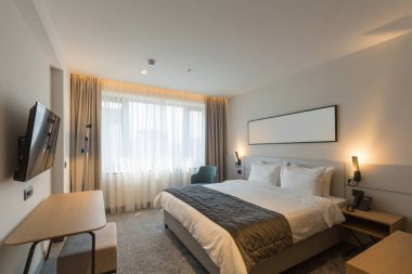 Lüks bir otel odasının içinde.