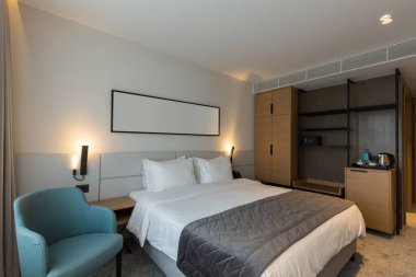 Lüks bir otel odasının içinde.