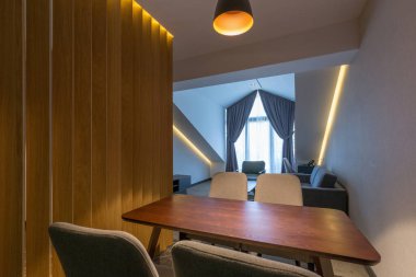 Büyük, açık bir otel odasının içinde.