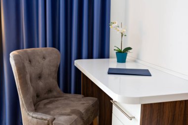 Bir otel odası, iş köşesi.