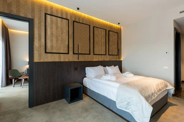 木製の壁を持つホテルのベッドルームのインテリア — ストック写真