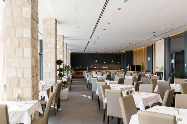 Boş bir otel restoranının içinde.