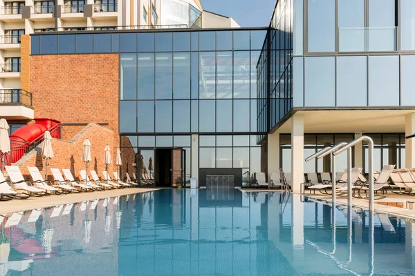 Piscine Extérieure Reliée Une Piscine Intérieure Dans Hôtel Moderne — Photo