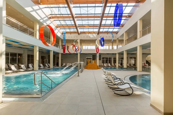 酒店温泉及健康中心室内游泳池 — 图库照片
