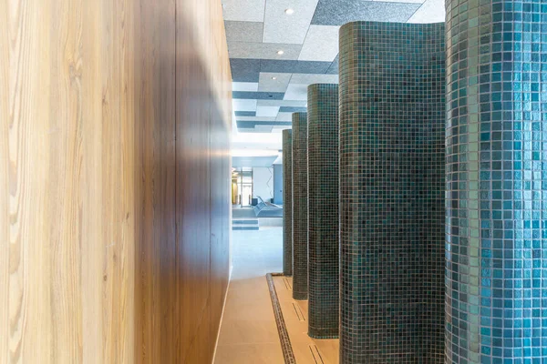 Otel spa ve sağlık merkezinde duşlar.