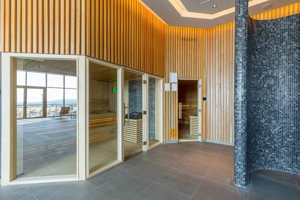 Otel tesisinde sıcak taş bir saunanın içinde.