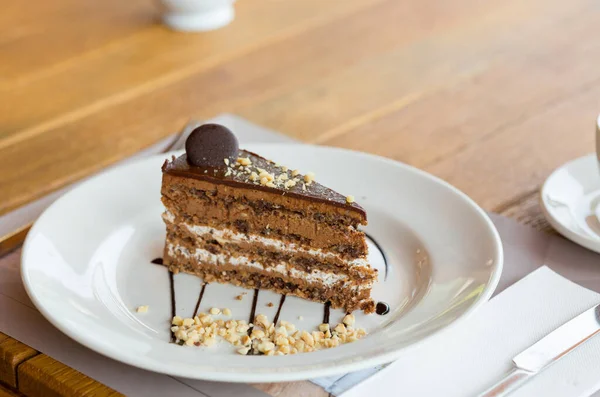 レストランのテーブルの上で提供されるチョコレートケーキ — ストック写真