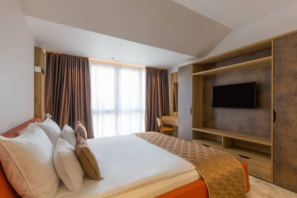 ベッド インテリア ベッドルーム ホテル デザイン アパート スタイル ランプ 美しい — ストック写真