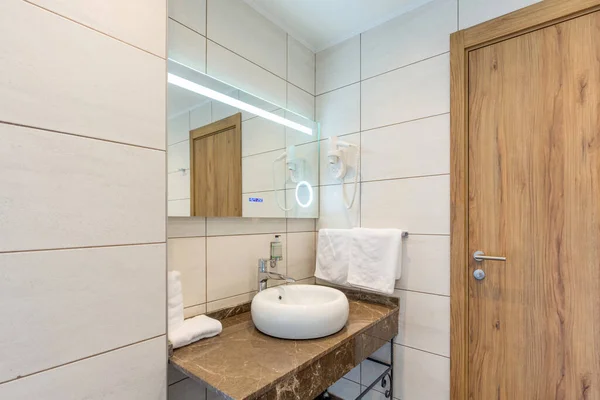 シャワーキャビン付きのホテルのバスルームのインテリア — ストック写真