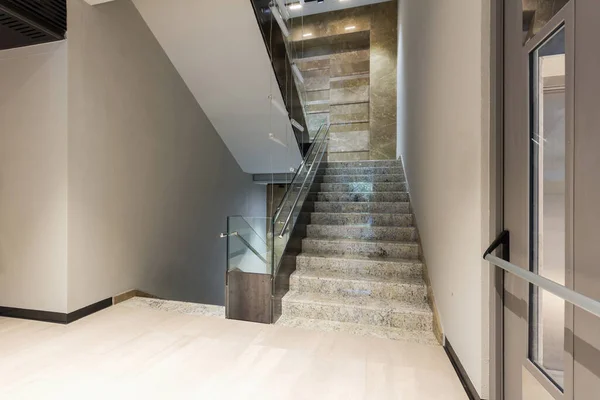 Modern Otel Lobisindeki Mermer Merdivenler — Stok fotoğraf