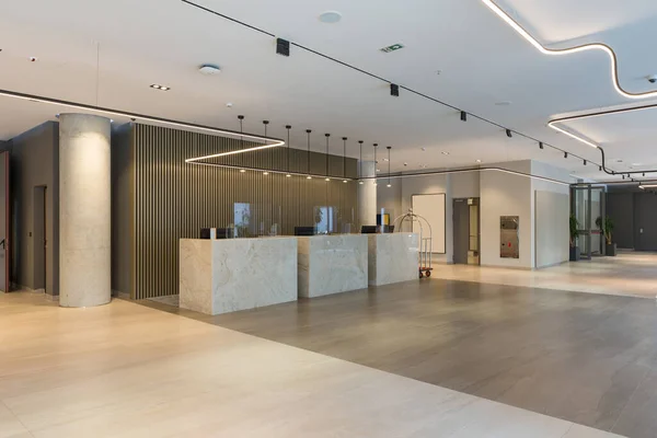 Interior Lobby Hotel Com Mesas Recepção Com Plexiglass Transparente Covid — Fotografia de Stock