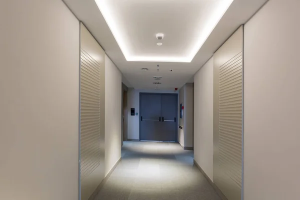 Uzun Bir Otel Koridorunun Içinde — Stok fotoğraf