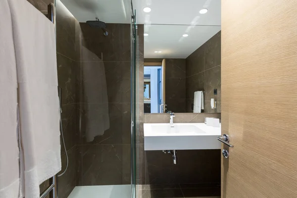 シャワーキャビン付きのホテルのバスルームのインテリア — ストック写真