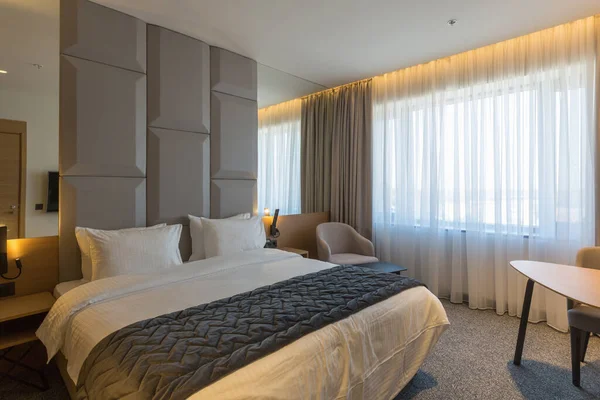 Lüks bir yatak odası, otel odası.