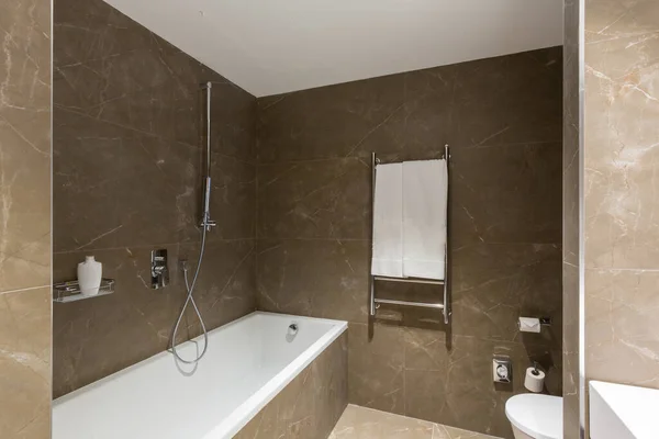 带有浴缸的酒店浴室的内部 — 图库照片