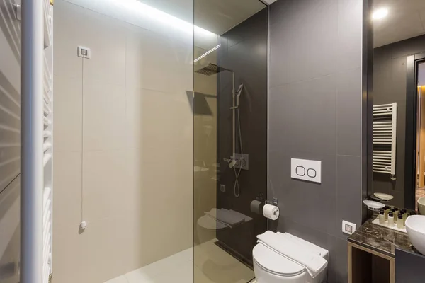 Innenausstattung Eines Hotelbadezimmers Mit Duschkabine — Stockfoto