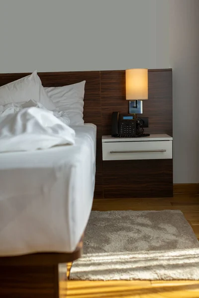 ホテルの部屋のインテリア ベッドルームの詳細 — ストック写真