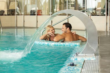 Çekici genç bir çift otelin havuzunda dinleniyor.