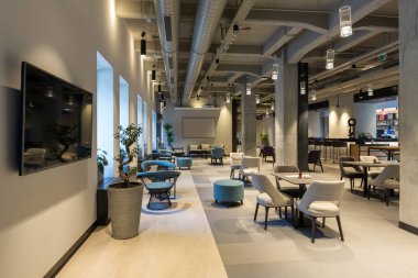 Boş, modern bir otelin lobi kafe restoranı.