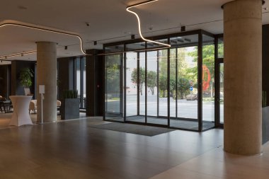 Otel girişi, cam otomatik sürgülü kapılar.