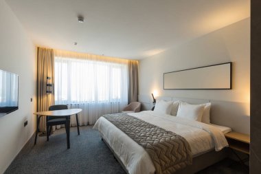 Lüks bir otel odasının içinde.