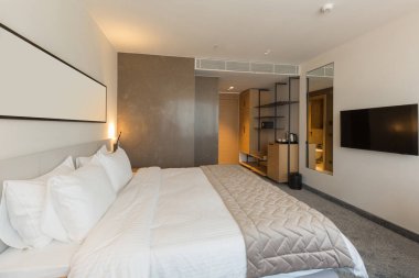 Lüks bir otel odasının içinde.