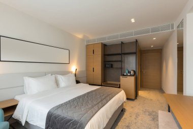 Lüks bir otel odasının içinde.
