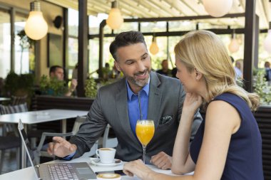 Kafe restoranında iş görüşmesi yapan yakışıklı bir çift.